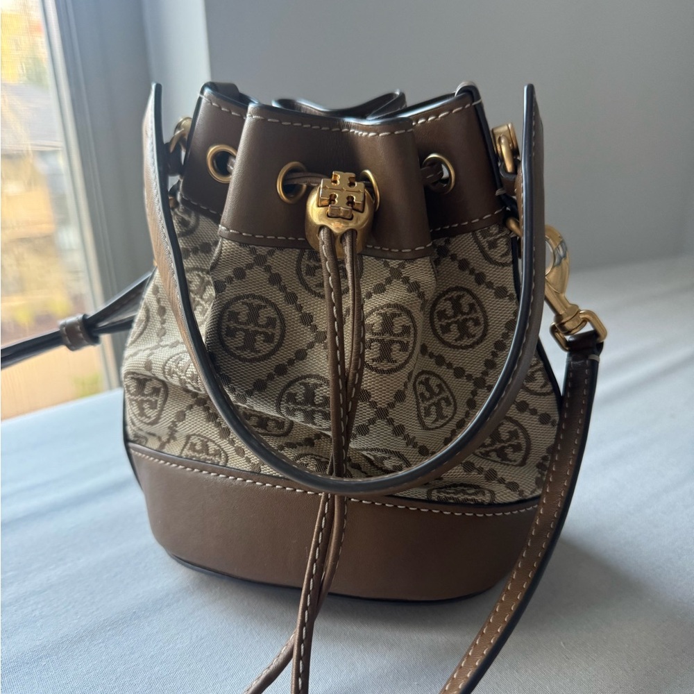 Tory Burch MONOGRAM BUCKET BAG